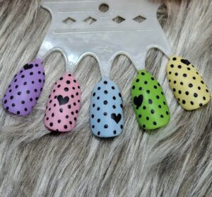 Negle i flere farver med hjerter