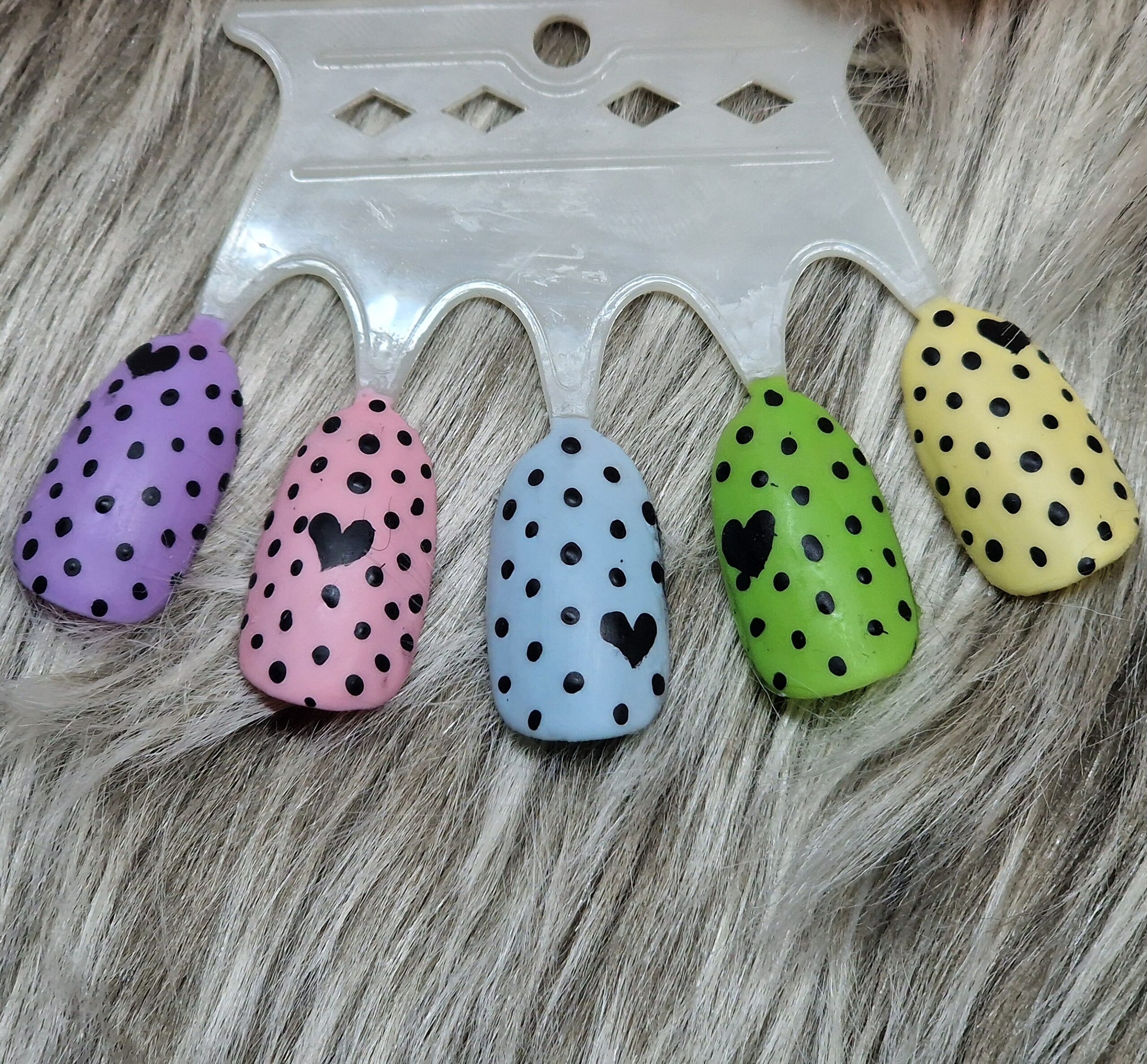 Negle i flere farver med hjerter