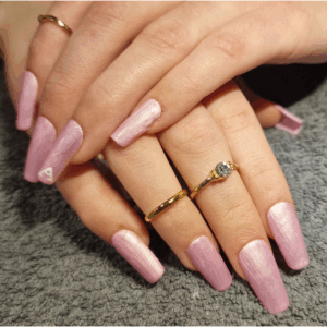 Lyserrøde negle med bogstav