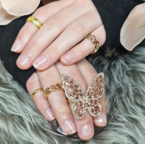 Manicure på ung pige m laqk